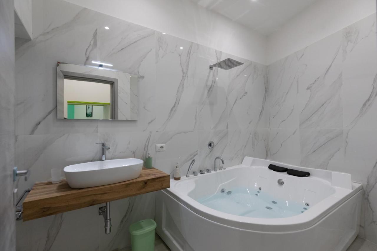 My Brilliant Home With Jacuzzi 2 Steps From St Toledo Naples Extérieur photo