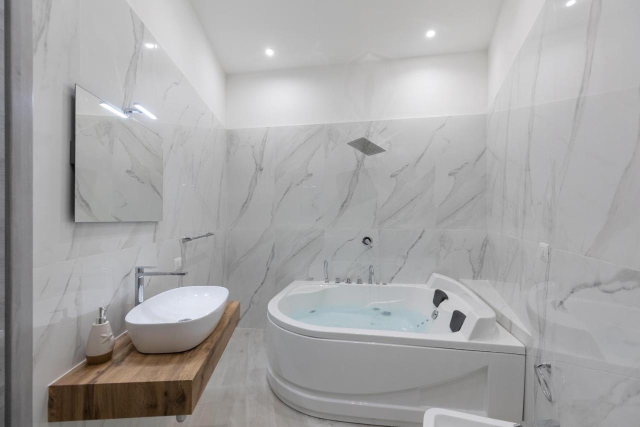My Brilliant Home With Jacuzzi 2 Steps From St Toledo Naples Extérieur photo